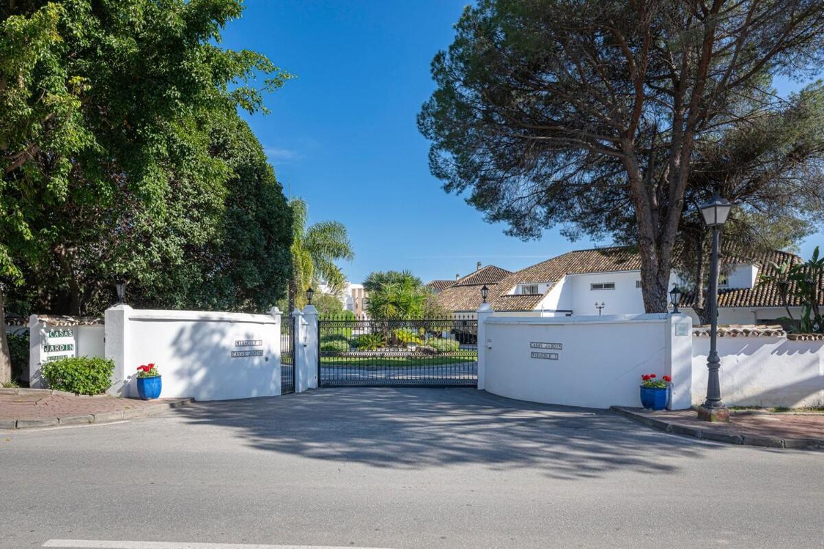 Charming Townhouse With Pool In Nueva Andalucia Holiday home *