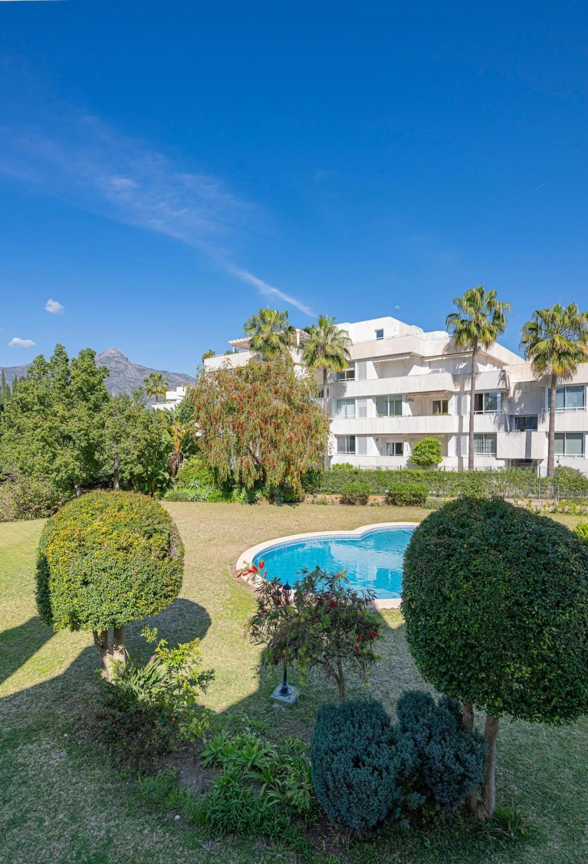Charming Townhouse With Pool In Nueva Andalucia Сasa de vacaciones